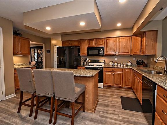 4th image of 220 Crimson Dr