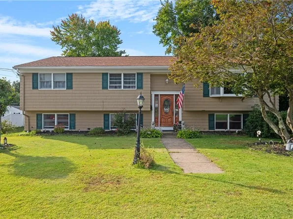 1 Tucker Ln, Lincoln, RI 02865