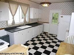 Big, Bright eat-in kitchen 