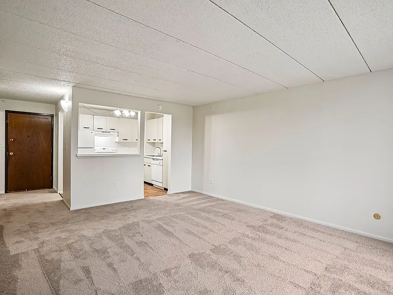 Lincoln Tower Apartments — Photo 12