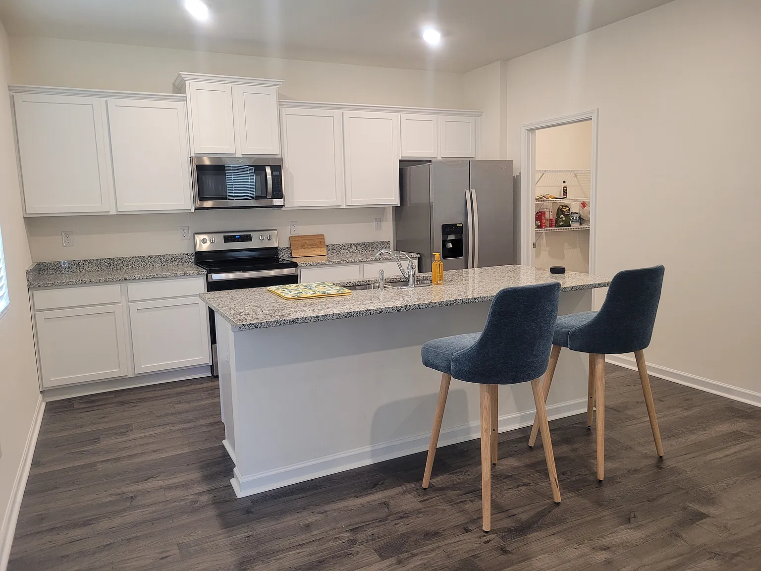 4 bed, 2.5 bath, 2338 sqft, $2,495 — Photo 2