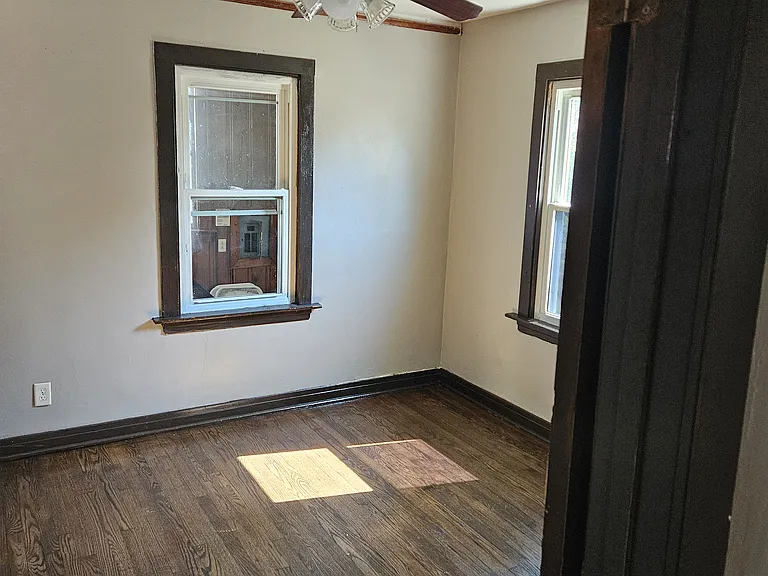 534 Engle St — Photo 16