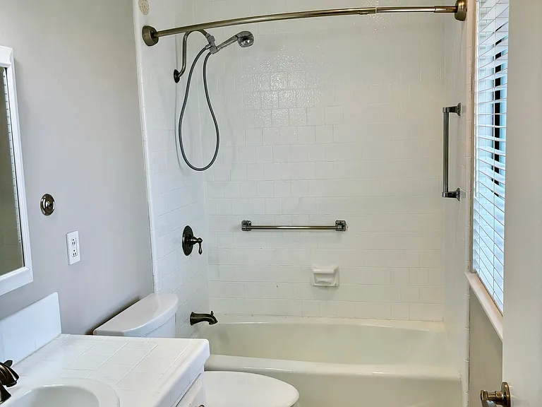 1055 Meadow Way — Photo 6