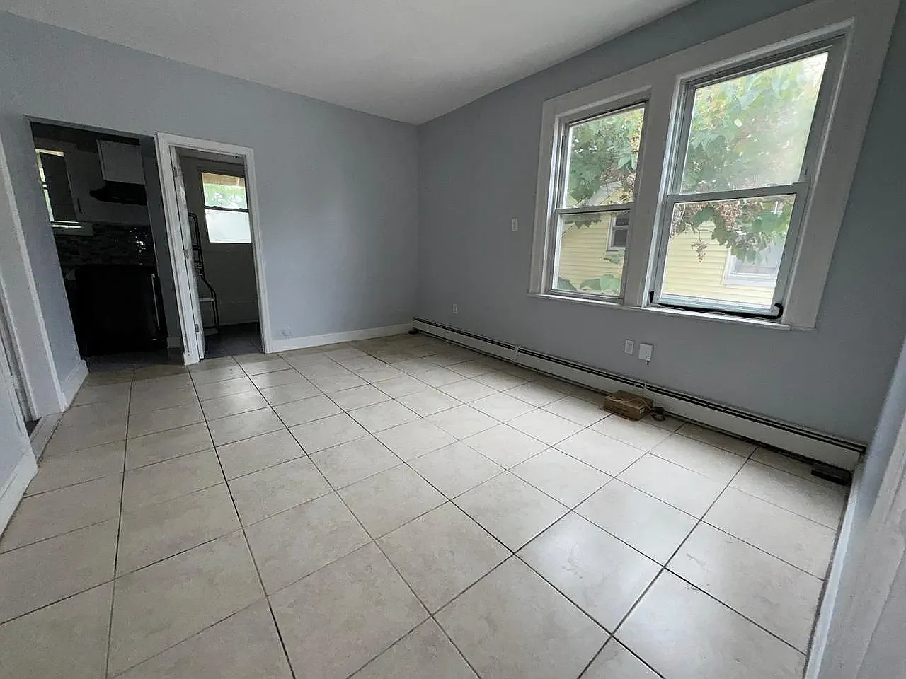 3 bed, 1000 sqft, $1,899 — Photo 3