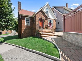 1 Duer Ln, Staten Island, NY 10301