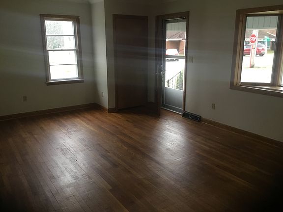3rd image of 123 Hazel Dr S