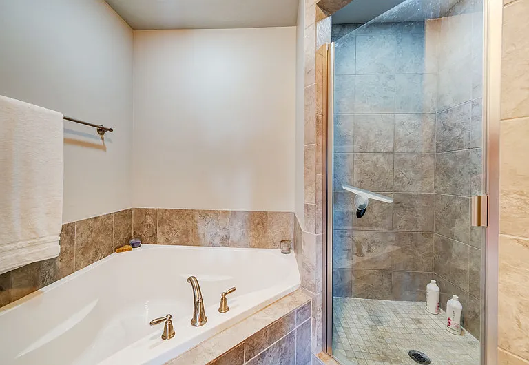 687 S 1840 W #MASTER ROOM — Photo 16