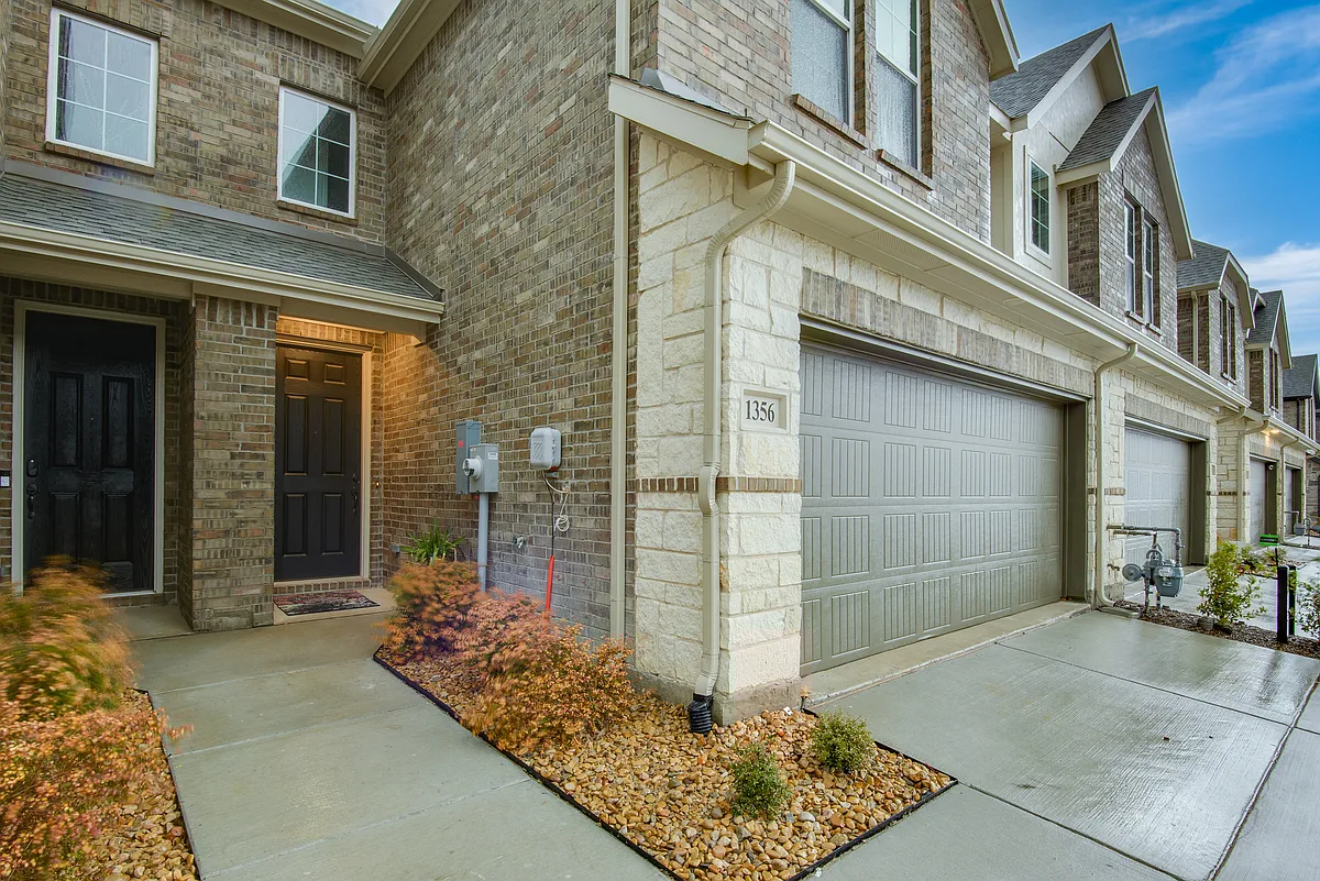ALL exterior water and yard maintenance included! - 1356 Hill Country Pl