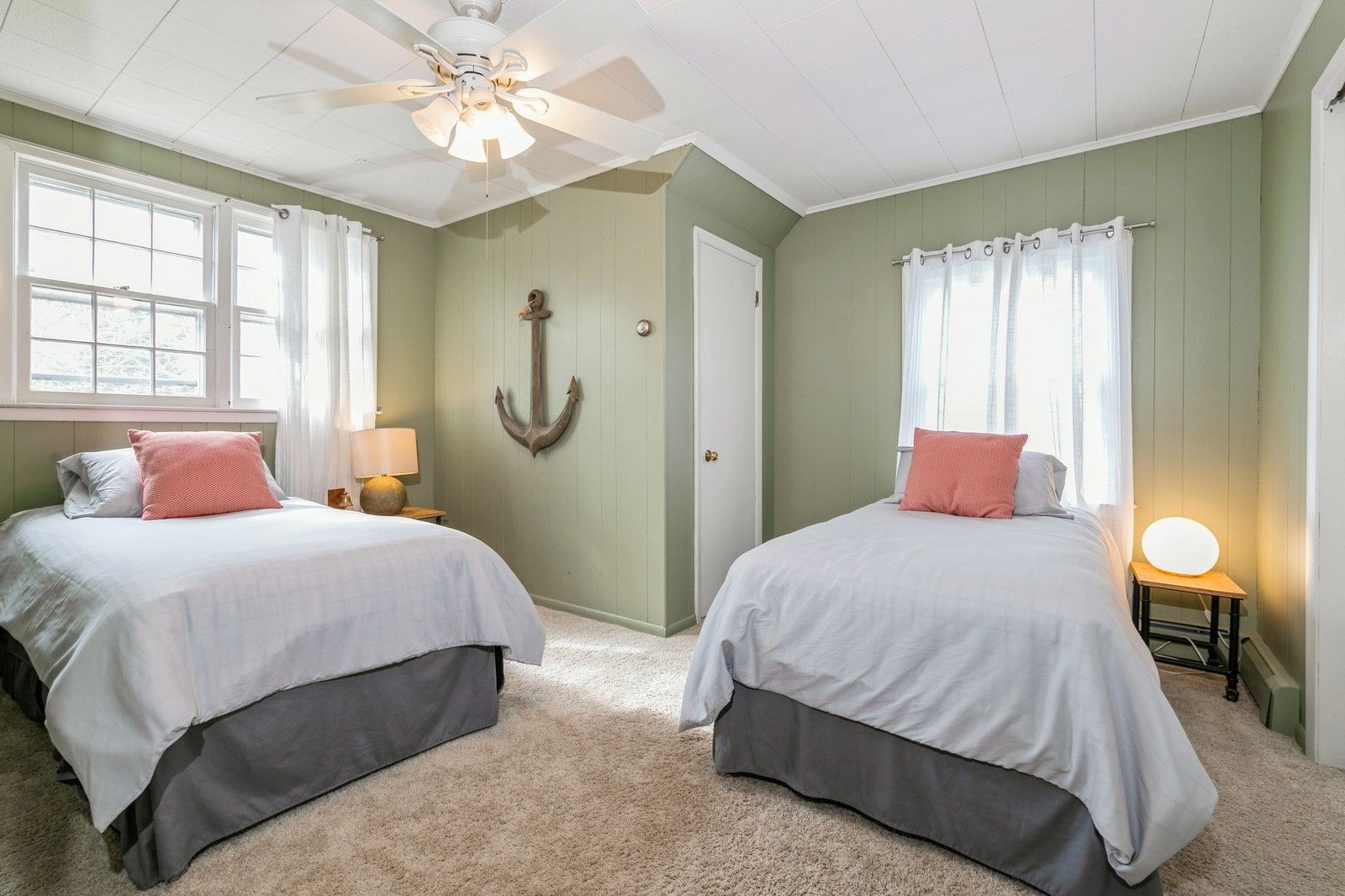  2nd floor bedroom with twin beds