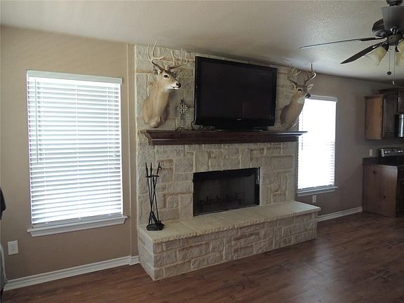 2nd image of 1402 N Oaks Dr