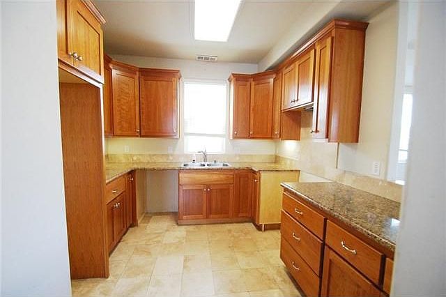 2nd image of 1009 Greenbrier Ct