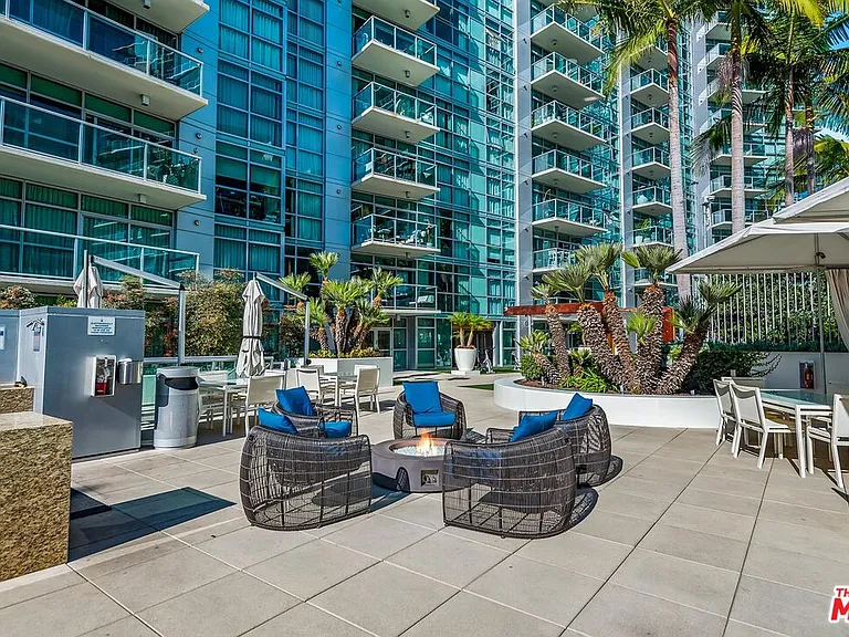 13700 Marina Pointe Dr #327 — Photo 37