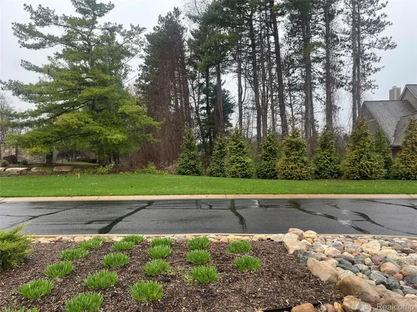 3291 Timberlake Dr, Commerce Township, MI 48390