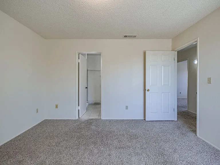 1021 W Perdew Ave — Photo 27