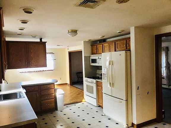 4th image of 167 Massapoag Ave