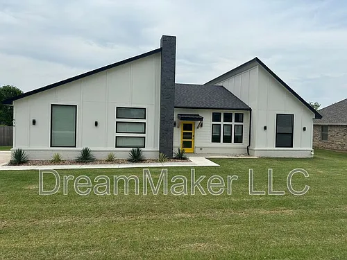 916 Flowers Dr Photo 1