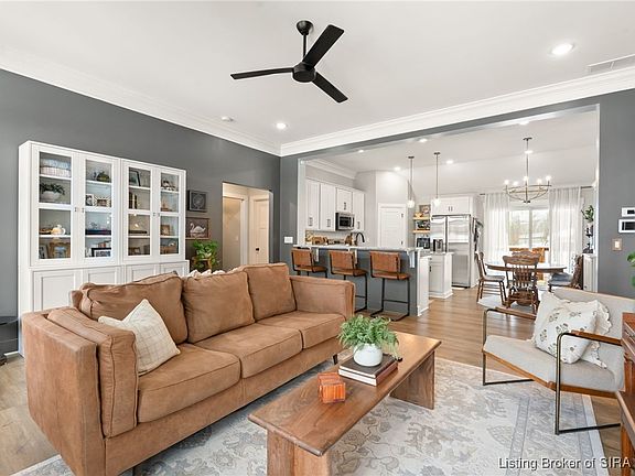 4th image of 4437 Venice Way