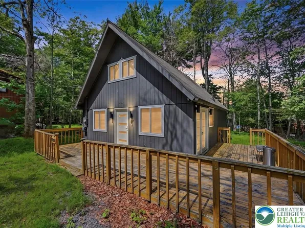 1717 Rolling Hills Dr, Tobyhanna, PA 18466