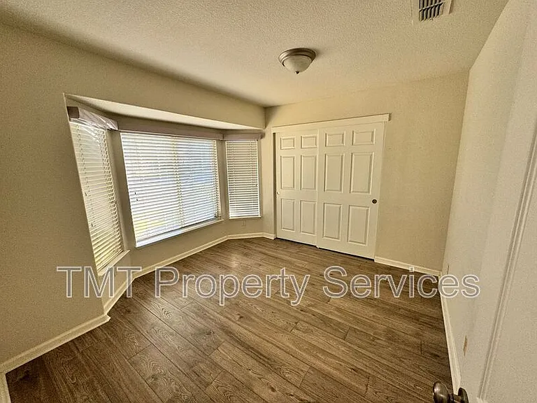 204 Sapphire Ct — Photo 2