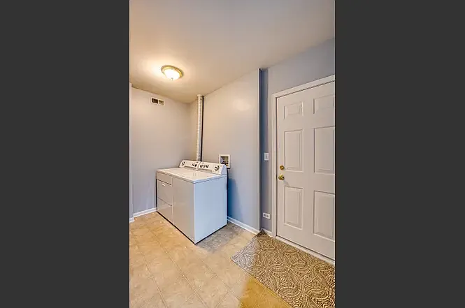 3355 Kentshire Cir — Photo 2