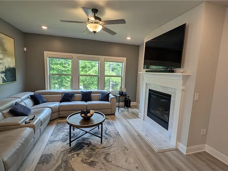367 McDaniel Pl — Photo 2