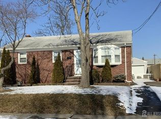 16 Holmes St, Carteret, NJ