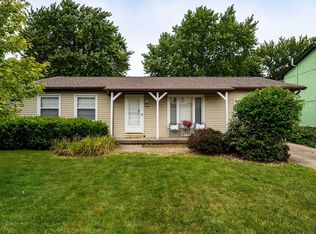 7 Cedar Ct, Bloomington, IL 61701