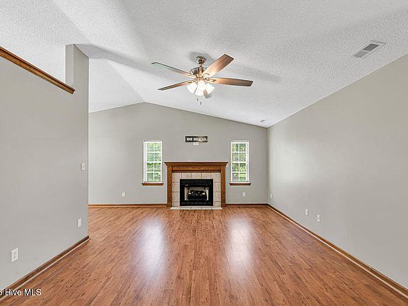 4th image of 304 Gaston Ct