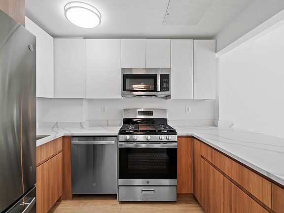 3rd image of 2516 37th Ave #3C