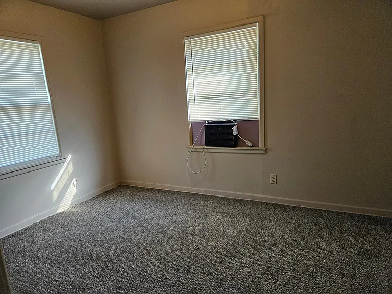 537 E Mulvane St — Photo 8