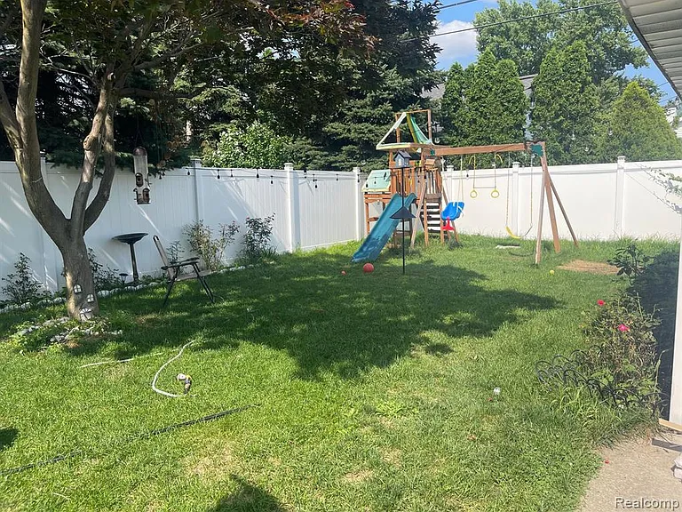 740 N Vernon St — Photo 11