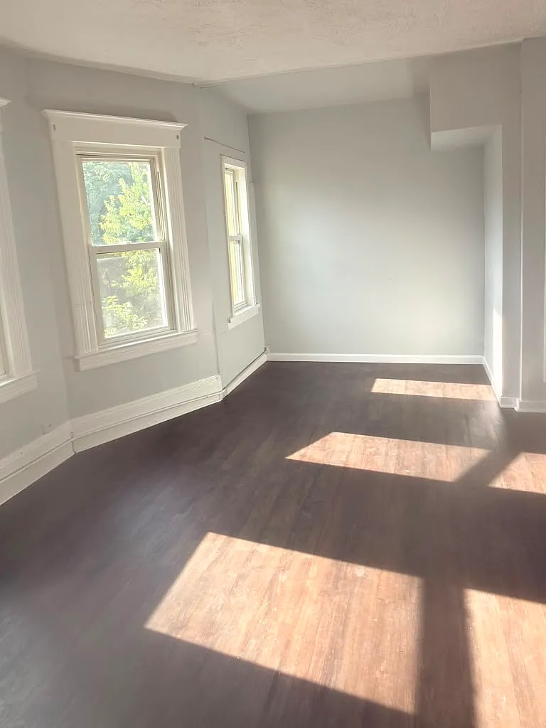 3 bed, 950 sqft, $2,200 — Photo 2