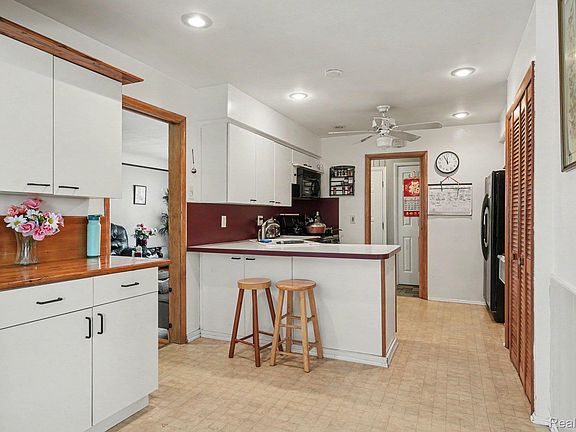 3rd image of 26751 Newport Ave