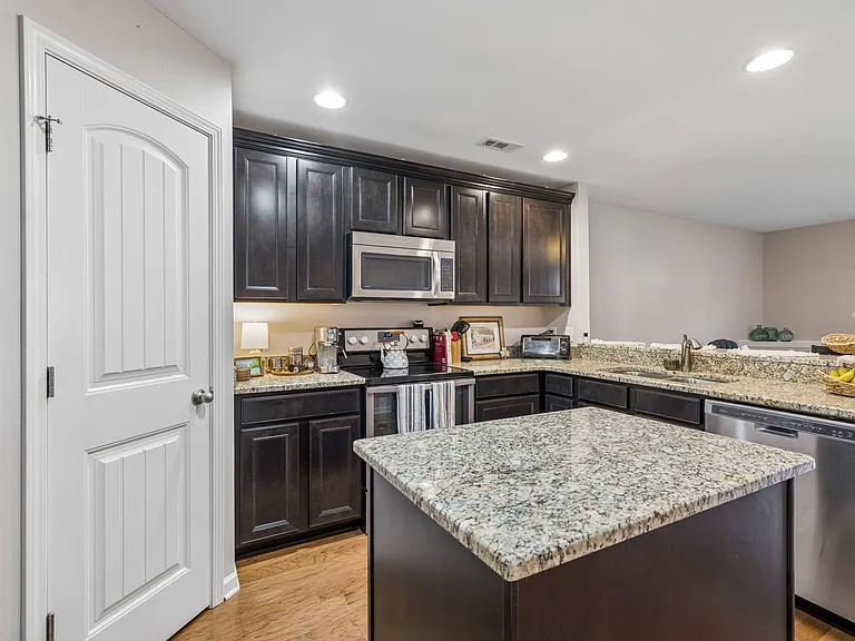 1319 Riverbrook Dr — Photo 10