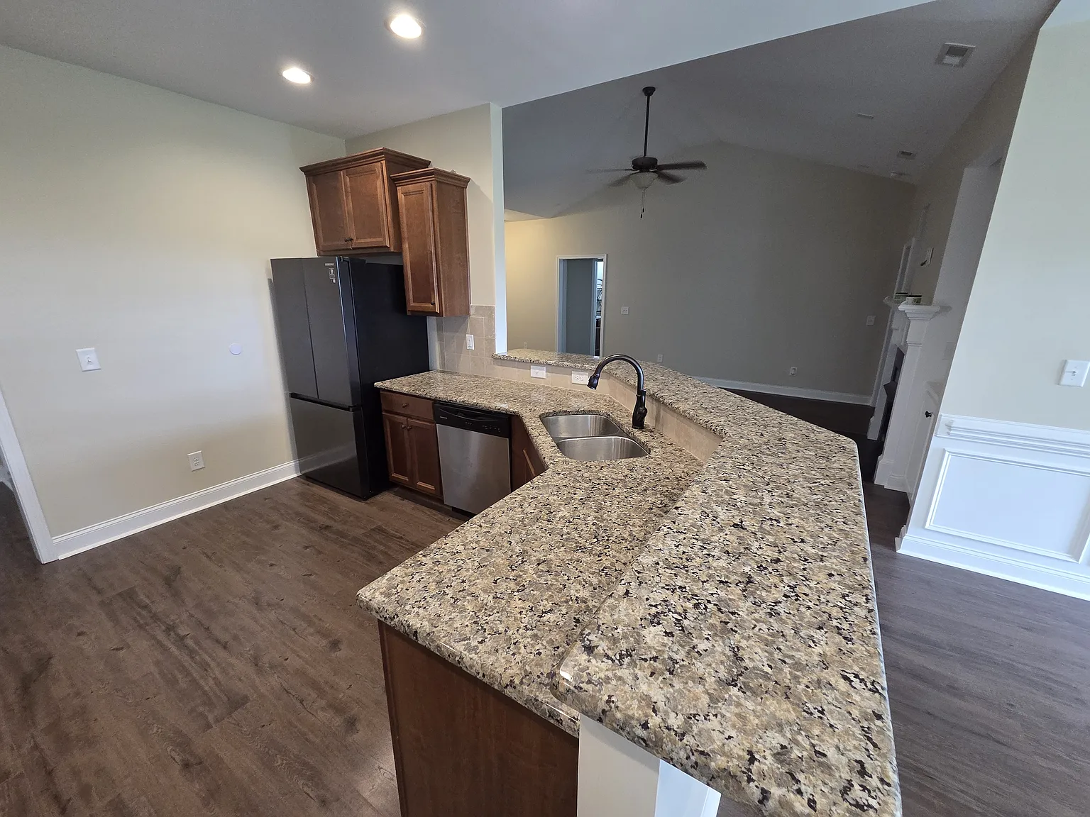 3 bed, 1717 sqft, $1,925 — Photo 2
