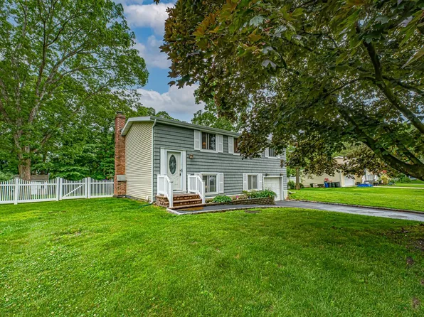 4 Mayflower Lane, East Setauket, NY 11733
