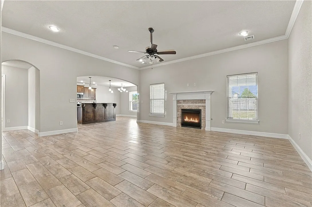 3 bed, 2.0 bath, 1846 sqft, $2,150 — Photo 2