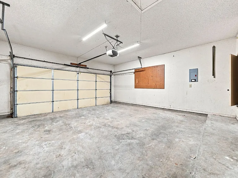 2207 Lancaster Gate Cv — Photo 21