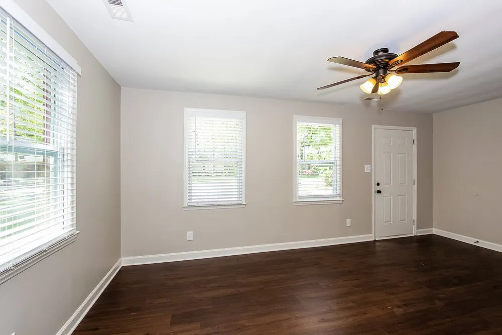 3 bed, 1.0 bath, 864 sqft, $1,635 — Photo 4