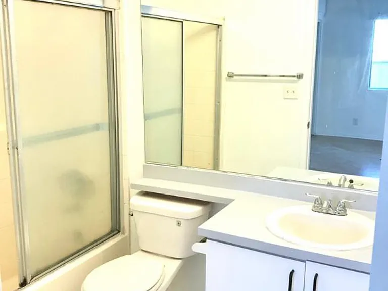 1431 S Shenandoah St #9 — Photo 3