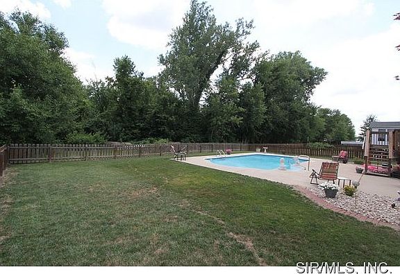 4th image of 576 Newhart Dr