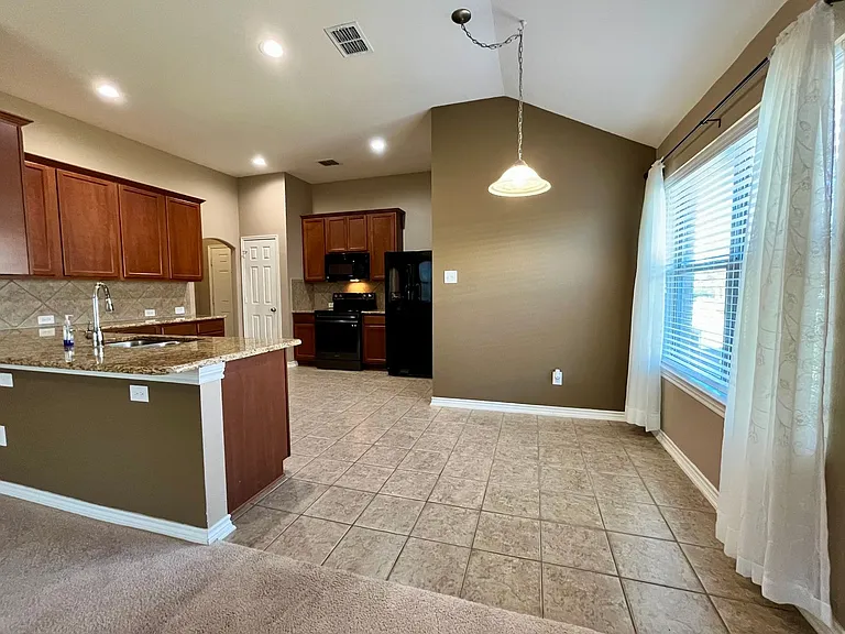 3504 Northpointe Dr — Photo 6