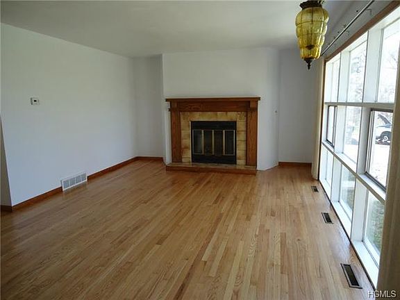 3rd image of 14 Hillcrest Dr