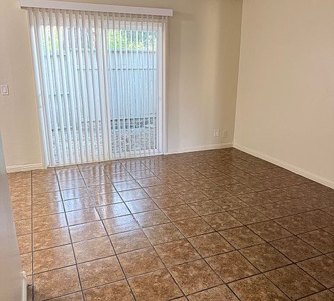 4th image of 737 Rockwell Pl