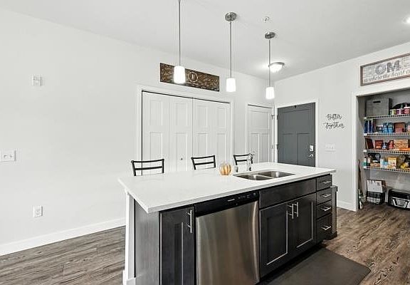 4th image of 1601 N Windsor Ave #104