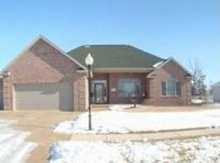 208 Hickory Ln, Pekin, IL 61554