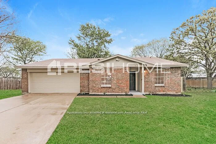 913 Pepperidge Ct — Photo 1