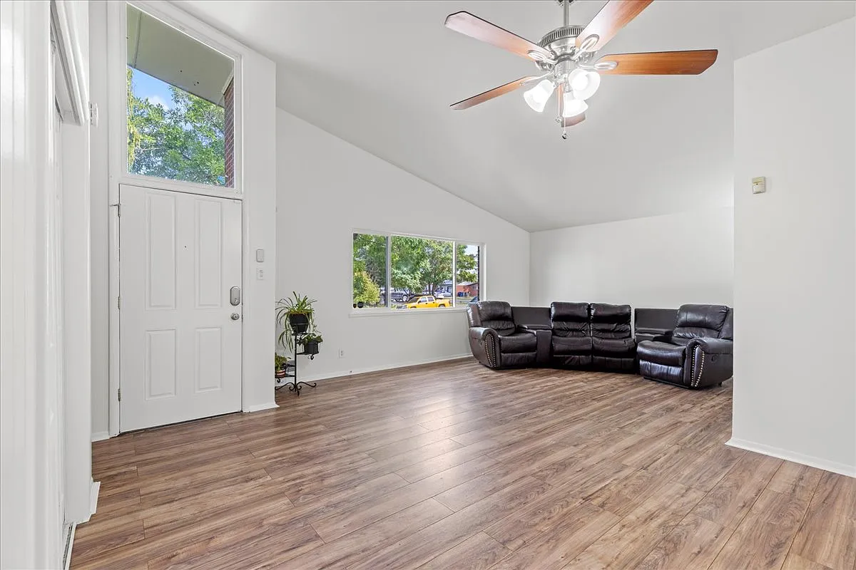 5 bed, 1930 sqft, $3,200 — Photo 4