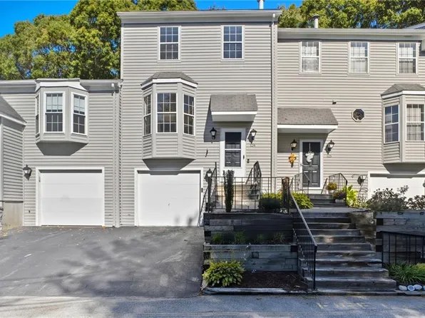 565 Quaker Ln APT 124, West Warwick, RI 02893