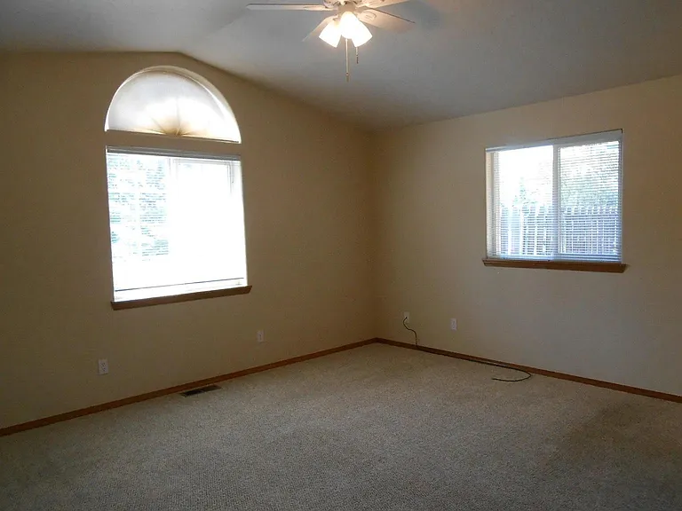 1252 NE Providence Dr — Photo 9